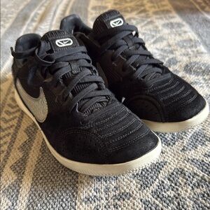 NIKE STREET GATO BLACK SILVER INDOOR Kids’ 4.5Y